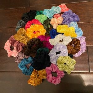 Pack of velvet scrunchies